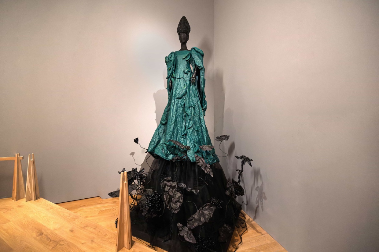 платье из переработанного пластика от упаковок фармпродукции.jpg платье из переработанного пластика от упаковок фармпродукции.jpg